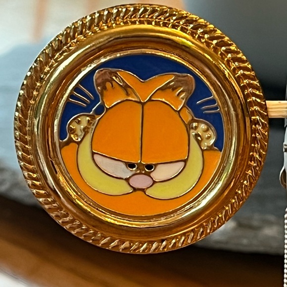 Vintage Garfield Enamel Scarf Clip Pin with Gold Trim likely 1994 Korea - Picture 4 of 15